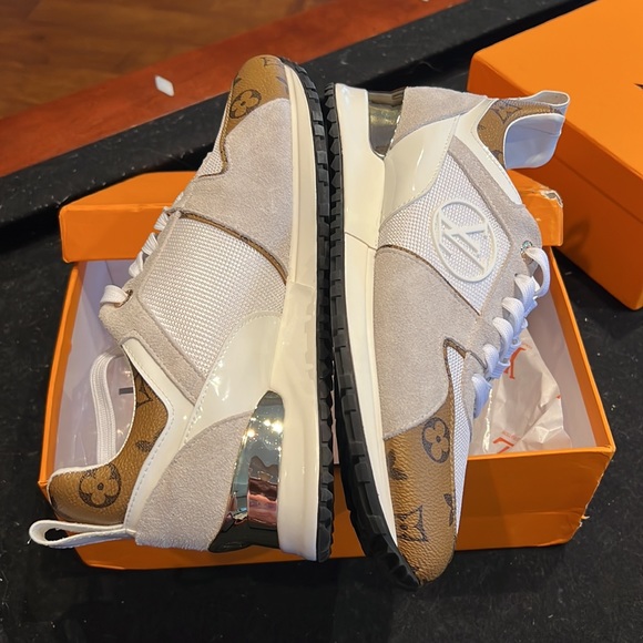 Brand new ladies size 42 I wear 9 , These would perfectly fit size 8 to 8 1/2 - Picture 2 of 4